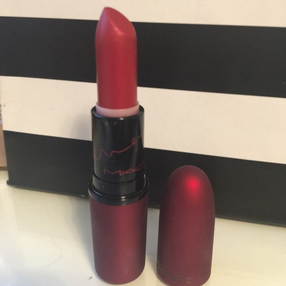 Mac lipstick Viva glam Rihanna frost
